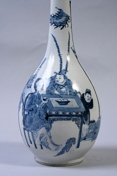 CHINE, XIXe siècle Vase en porcelaine
Monté sur un pied, la panse piriforme et le...