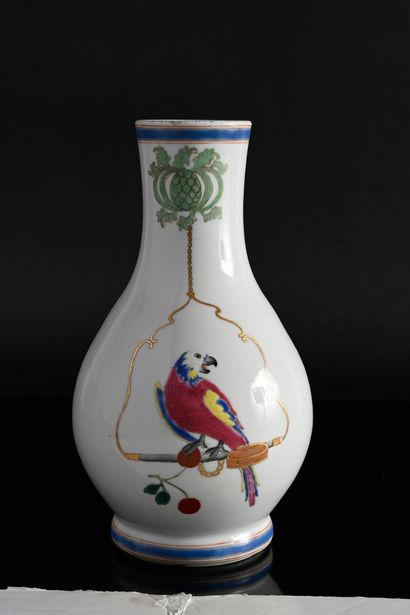 CHINE, Compagnie des Indes, XVIIIe siècle* Rare porcelain vase
Mounted on a foot,...