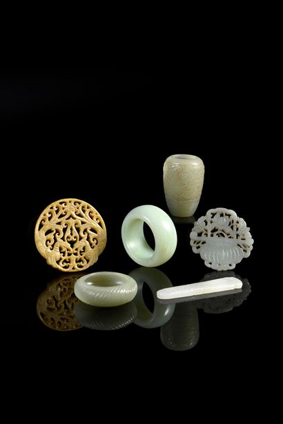 CHINE, XIX/XXe siècle Set of carved jade and hard stone objects, openwork plate,...