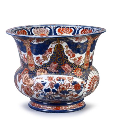 JAPON, fin XIXe siècle Grande jardinière circulaire en porcelaine à décor imari en...