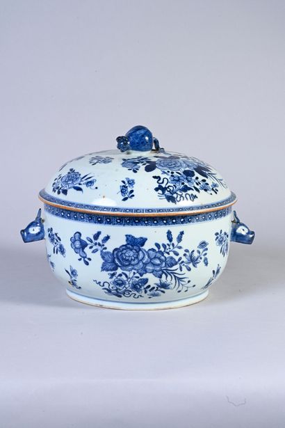 CHINE, Compagnie des Indes, XVIIIe siècle Terrine circulaire couverte en porcelaine...