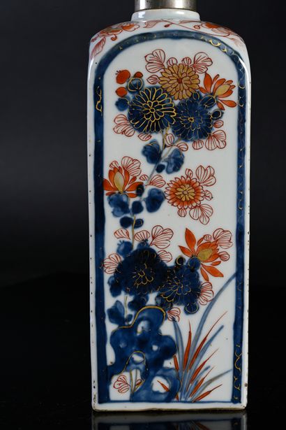 CHINE, XVIIIe siècle* Porcelain bottle vase
with square sides, presenting on each...