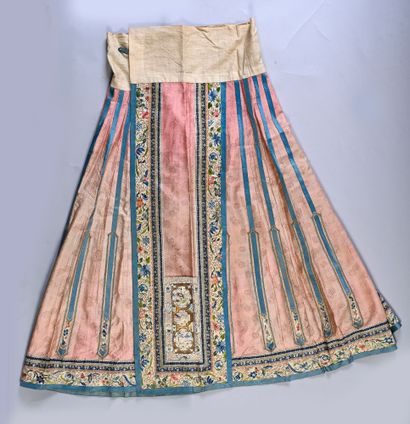 CHINE, fin du XIXe siècle Silk skirt embroidered with flowers applied in bands of...