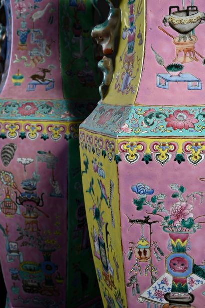 CHINE, XIXe siècle Paire de grands vases à pans, à décor en émaux polychromes de...