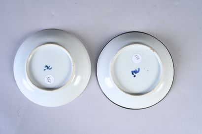 VETNAM, XIXe siècle Paire de coupelles en porcelaine à décor bleu et blanc de macarons...