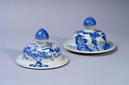 CHINE, XIXe siècle Two lids of porcelain pots with blue and white decoration