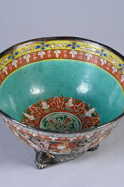 CHINE, Benjarong, XIXe siècle Porcelain bowl with polychrome decoration of deities,...