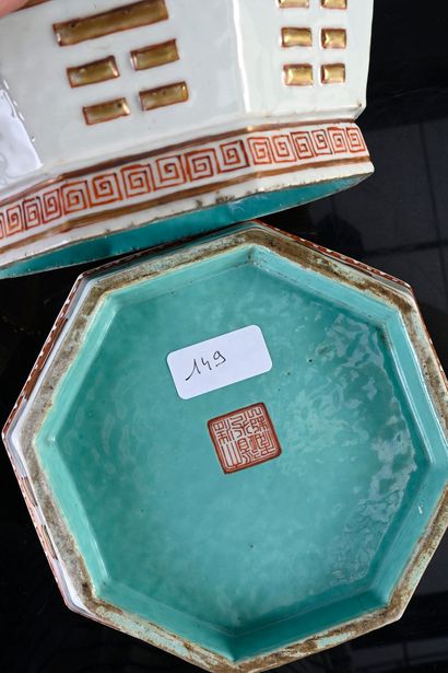 CHINE, XIXe siècle Deux coupes octogonales en porcelaine à décor de trigrammes «bagua»...