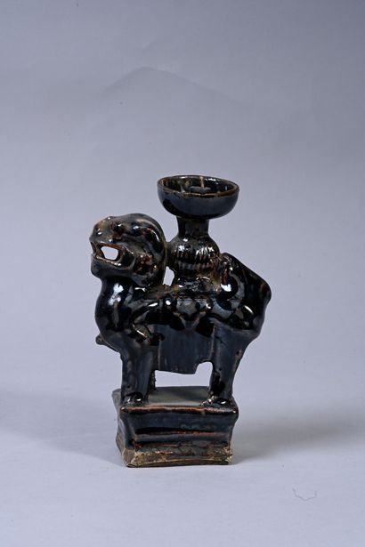 CHINE, dynastie Ming Oil lamp in brown glaze ceramic in the form of a Buddhist lion...