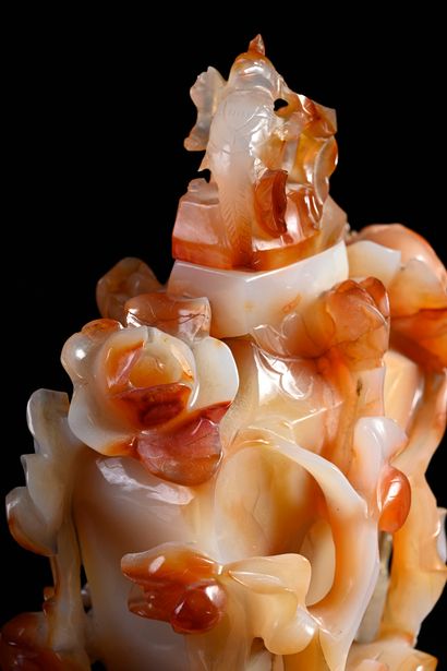 CHINE, XXe siècle Ensemble de deux éléments en agate sculptée comprenant un vase...