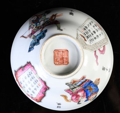 CHINE, XIXe siècle Petit bol couvert en porcelaine
A décor en émaux polychromes de...