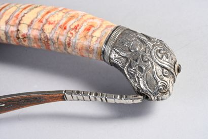 VIETNAM, XIXe siècle Rare et importante paire de sabres d'apparat, les fourreaux...