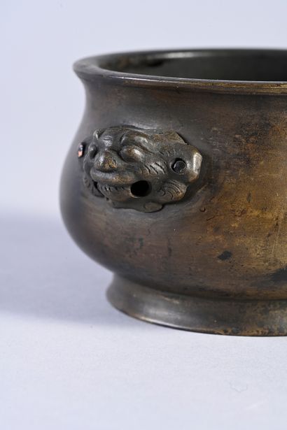 CHINE, XIXe siècle Petit brûle parfum en bronze, de forme circulaire et panse bombée,...