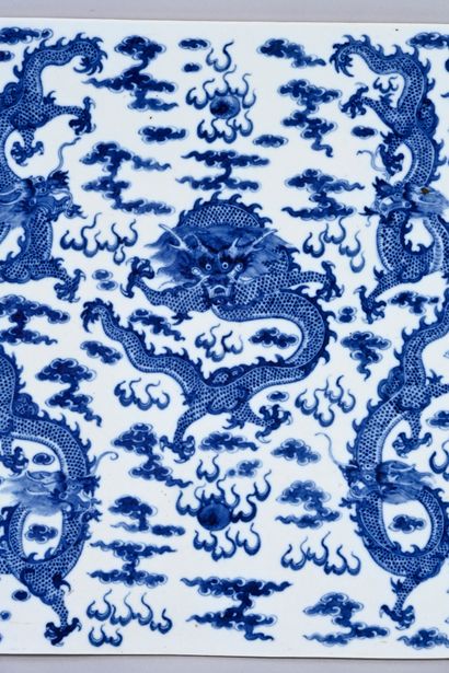 CHINE, XIXe siècle* Pair of porcelain plates
Square shape, decorated in cobalt blue...