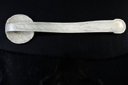 CHINE, XVIIIe siècle Jade ruyi sceptre
The beige stone called "chicken-bone", presenting...