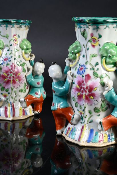 CHINE, XVIIIe siècle*
Paire de vases muraux...