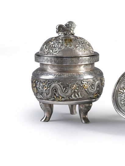 CHINE, XXe siècle Covered tripod sugar bowl in 800th sterling silver with gold highlights,...