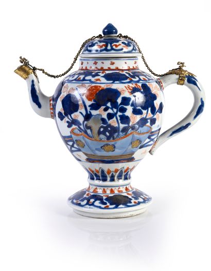 CHINE, XVIIIe siècle* Théière en porcelaine Imari
Montée sur un haut pied, présentant...