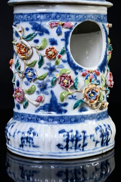CHINE, Epoque Qianlong, XVIIIe siècle* Porte-montre en porcelaine bleu blanc à décor...