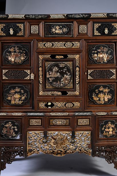 VIETNAM, XIXe siècle Cabinet en bois
Ouvrant à deux vantaux en partie centrale, entouré...