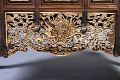 VIETNAM, XIXe siècle Cabinet en bois
Ouvrant à deux vantaux en partie centrale, entouré...