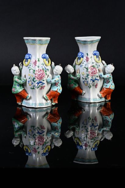 CHINE, XVIIIe siècle* Paire de vases muraux en porcelaine
A décor en émaux polychromes...