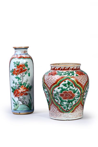 CHINE, époque Transition Elegant porcelain baluster jar with wucai decoration of...