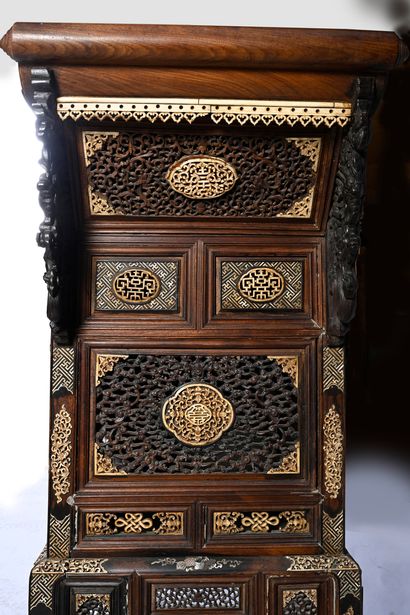 VIETNAM, XIXe siècle Wooden cabinet
Opening with two leaves in the central part,...