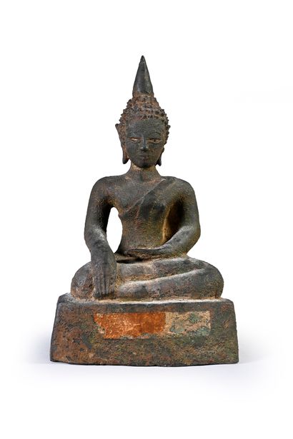 THAILANDE, XXe siècle Ensemble de deux statues de Bouddha en bronze, l'une laquée...