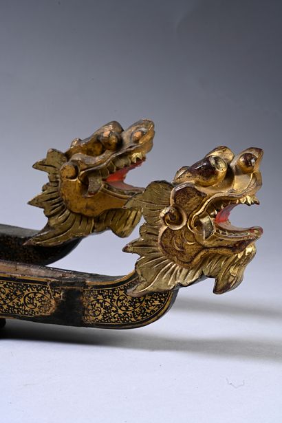 CHINE, Canton XIXe siècle Paire d'horloges à encens en bois sculpté laqué noir et...