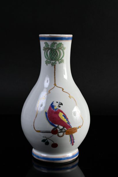 CHINE, Compagnie des Indes, XVIIIe siècle* Rare vase en porcelaine
Monté sur un pied,...