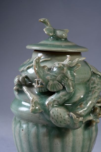 CHINE, dynastie Ming Petite urne couverte en porcelaine à glaçure céladon ornée d'un...