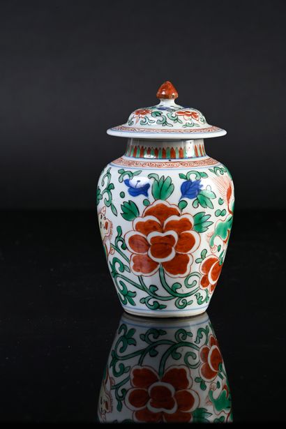CHINE, XVIIe siècle* Small covered porcelain vase
Decorated with Wucai enamels of...