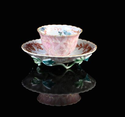 CHINE, Compagnie des Indes, XVIIIe siècle* Porcelain cup and saucer
Of lobed form,...