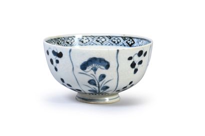 CHINE, XIXe siècle Set of three porcelain pieces including a bowl with blue and white...