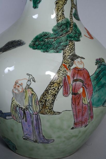 CHINE, fin XIXe et XXe siècle Ensemble de deux vases en porcelaine
L'un à décor en...