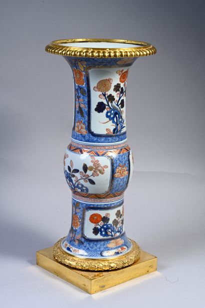 CHINE, XVIIIe siècle Grand vase de forme yenyen ou cornet en porcelaine à décor Imari...