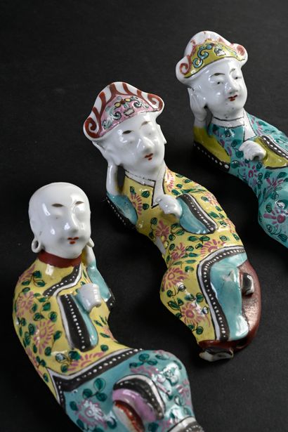 CHINE, XVIIIe siècle* Ensemble de trois personnages représentés allongés en porcelaine...