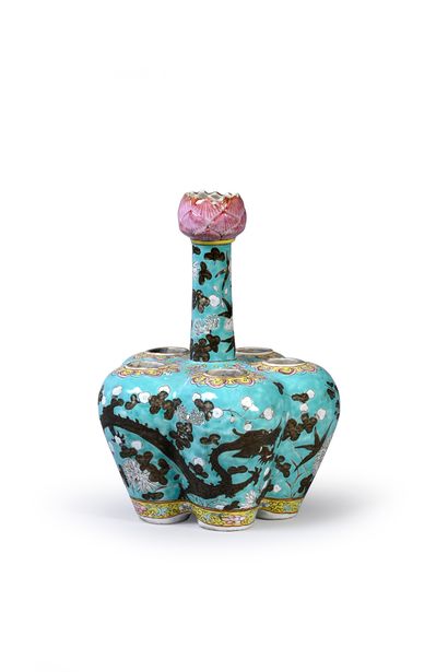 CHINE, XIXe siècle Bouquetière en porcelaine à décor émaillé de type DaYazhai, le...