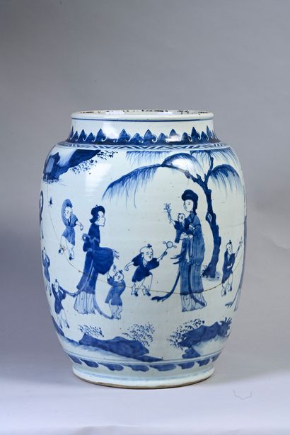 CHINE, époque Transition Large porcelain jar with blue and white decoration of elegant...