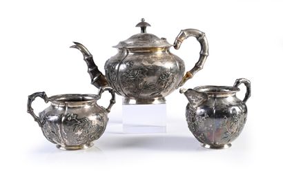 CHINE, XXe siècle Three-piece lobed silver 800e tea service comprising a sugar bowl,...