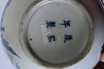 CHINE, XIXe siècle Vase en porcelaine
Monté sur un pied, la panse piriforme et le...