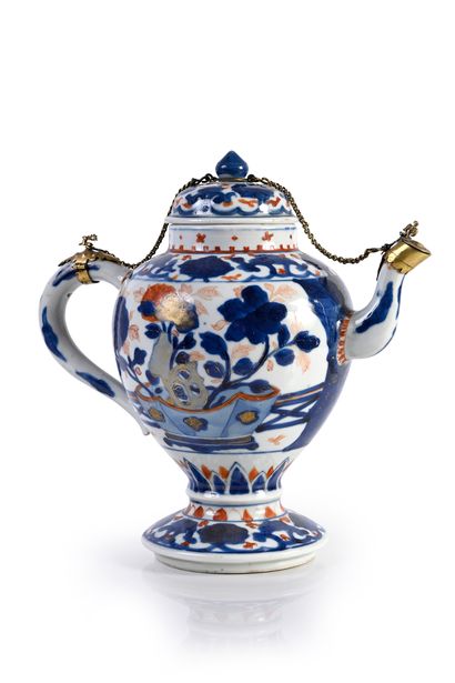 CHINE, XVIIIe siècle* Théière en porcelaine Imari
Montée sur un haut pied, présentant...