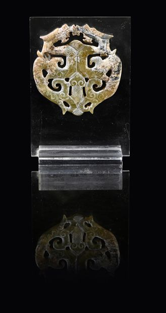 CHINE, Période des Royaumes Combattants Circular jade plate, with carved and openwork...