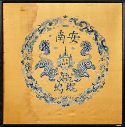 VIETNAM, XIXe siècle Panneau en soie brodée de fils blanc et bleu sur fond jaune...