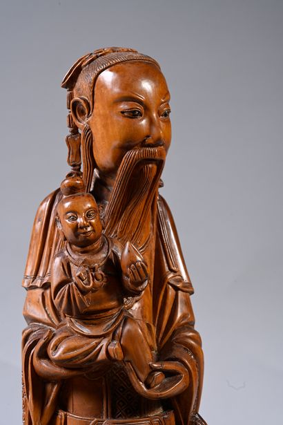 CHINE, XXe siècle Statuette en buis sculpté représentant un sage à longue barbe et...