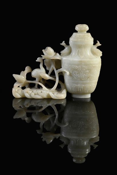 CHINE, XVIIIe-XIXe siècle Élégant groupe en jade blanc prenant la forme d'un vase...