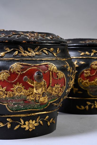 CHINE du SUD, XIXe siècle Set of two circular boxes in black and red lacquered wood...