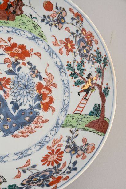 CHINE, Compagnie des Indes, XVIIIe siècle* Plat en porcelaine
À décor peint dans...