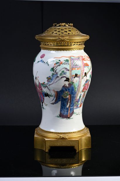 CHINE, XVIIIe siècle Jarre balustre en porcelaine à décor de la famille rose d'élégantes...